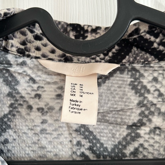 H&M Patterned Button Up - Picture 4 of 5